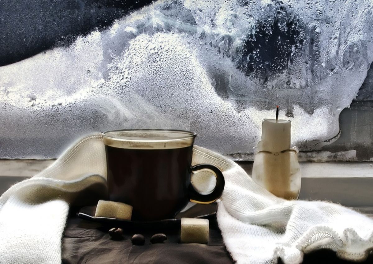 Холодный вечер горячий чай. Утро кофе снег. Зимнее утро кофе. Кофе на снегу. Зимнее утро.