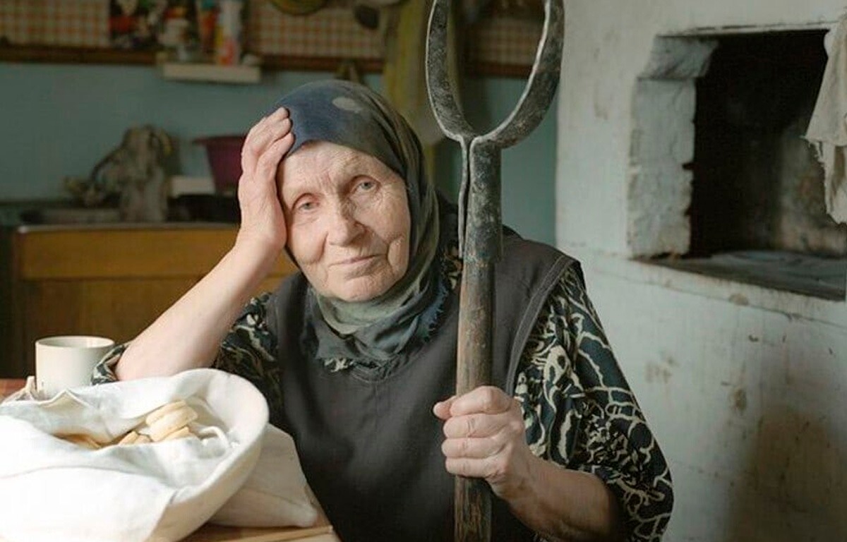 Бабушка что будет делать. Бабушка с ухватом. Бабушка печет. Бабушка у печи с ухватом. Мать у печи..