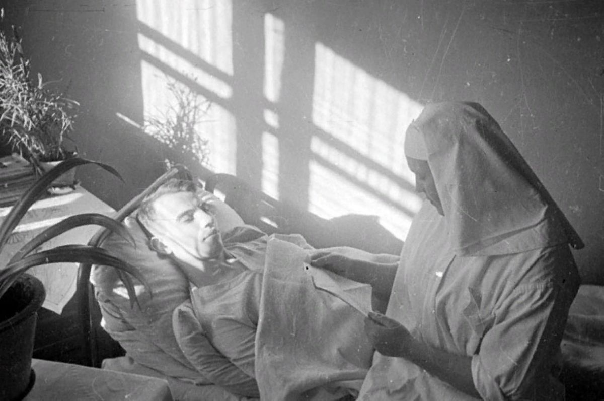 Стих в госпитале. Госпиталь Великой Отечественной войны раненые солдата.