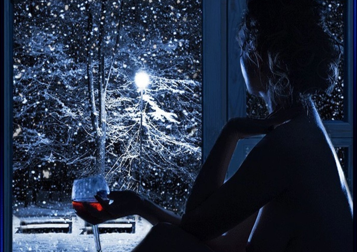 Опустился вечер у моих ворот. Девушка и снег за окном. Зимний вечер у окна. Зима за окном. Окно зимой.
