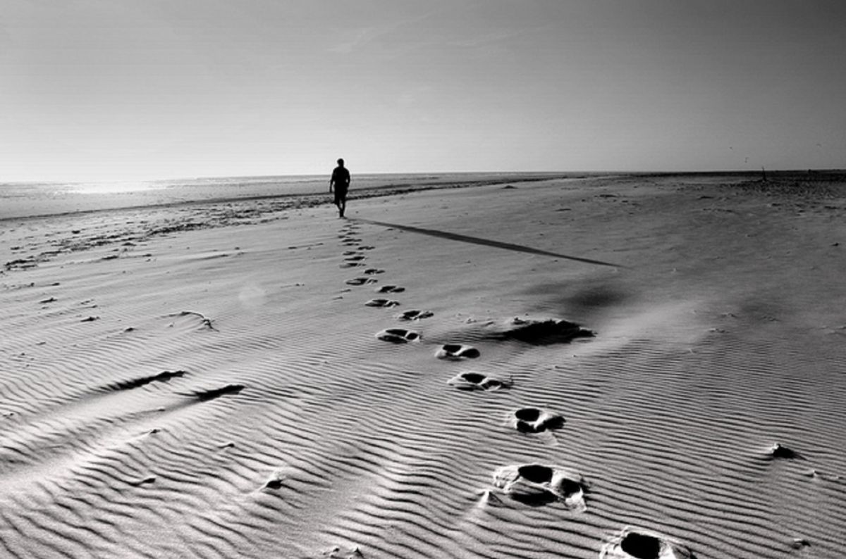 Остаются лишь следы. Следы на песке фото. Поиск себя. Неизгладимый след. Следы на песке стихи.