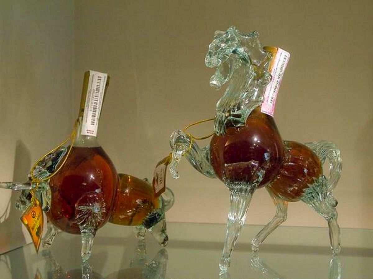 Коньяк жрешь как лошадь каждый. Армянский коньяк конь. Коньяк Прошянский "конь". Коньяк в фигурных бутылках. Коньяк с лошадью.