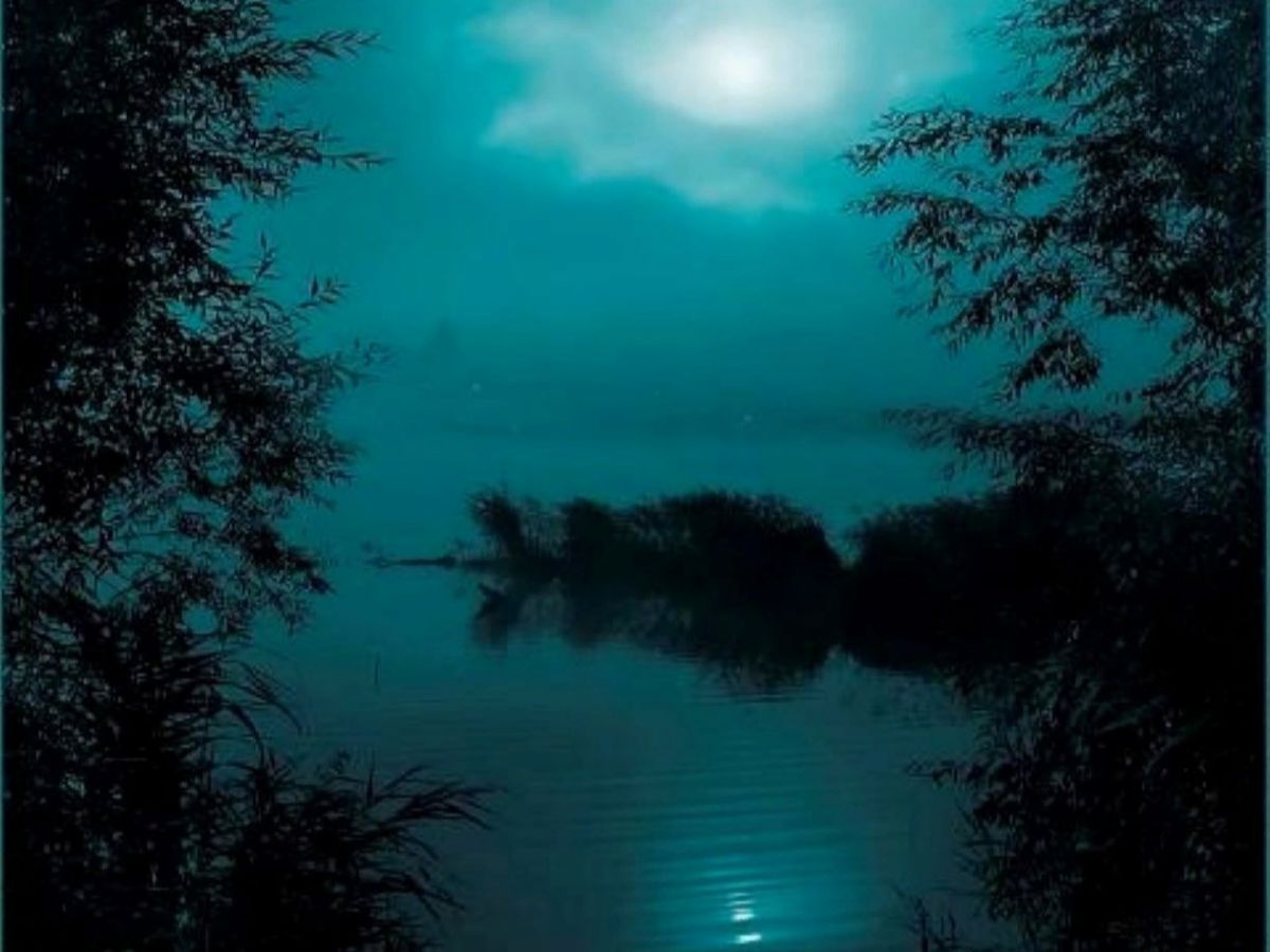 Ночь ставшая концом. Ночная тишь. Туманное озеро ночью. Ночь и тишина. Месяц в озере.