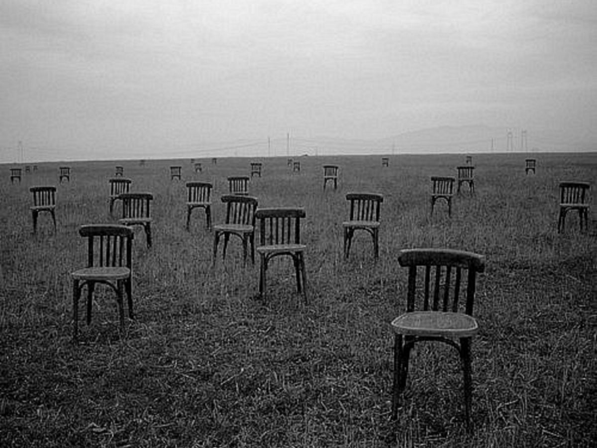Пустые люди пустые души. Пустота. Депрессивные места. Стул в поле. Чувство одиночества.