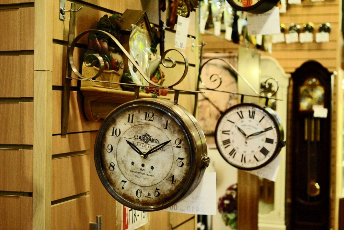 Сеть магазинов часов. Магазин часов старый. Интерьер магазина часов. Часы домашние. Старые часы в интерьере.