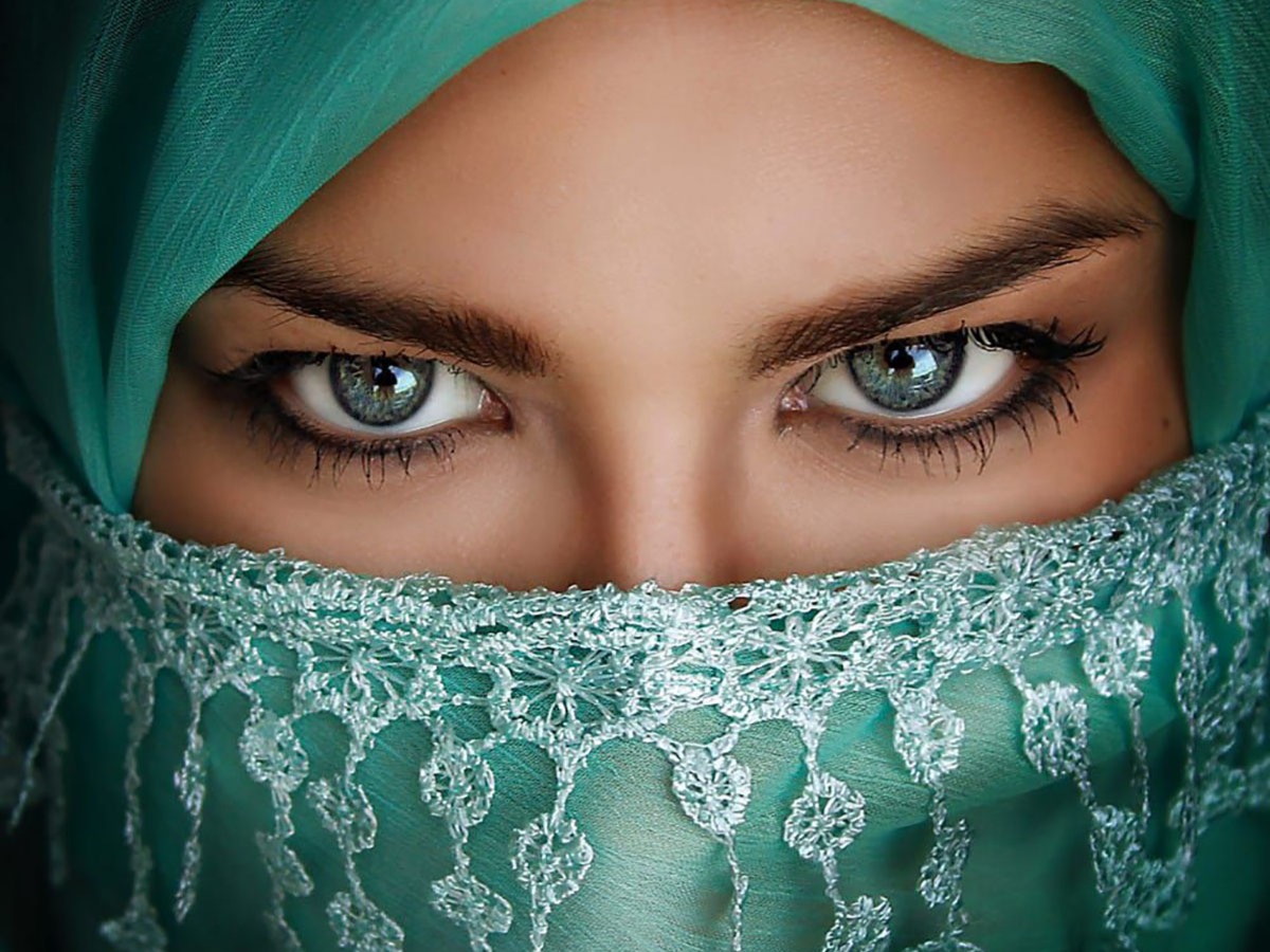 Под паранджой. Чадра паранджа хиджаб. Марокко чадра. Женские глаза.