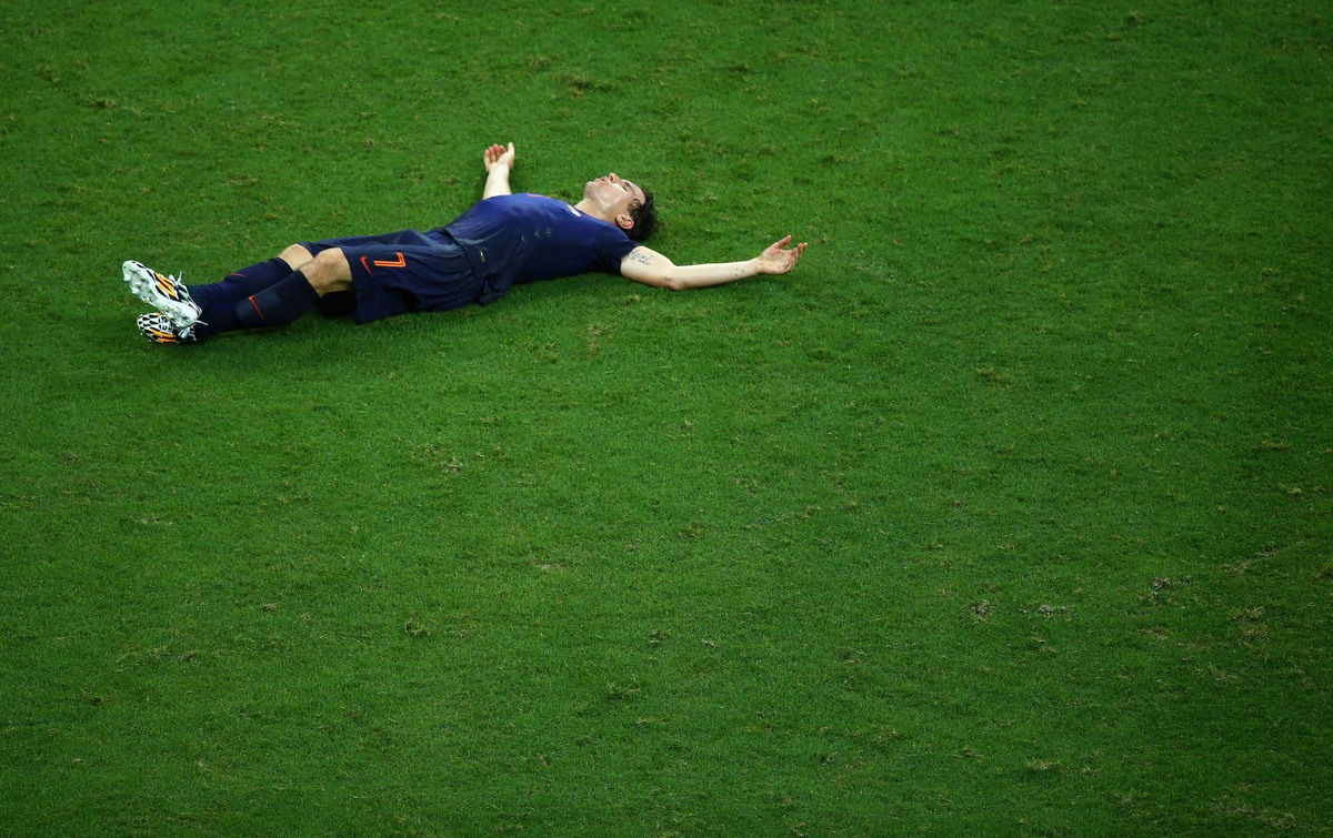 Пописал на поле. Лежачий футболист. Футболист лежит на поле. Футбольное поле с людьми. Лежит на газоне.
