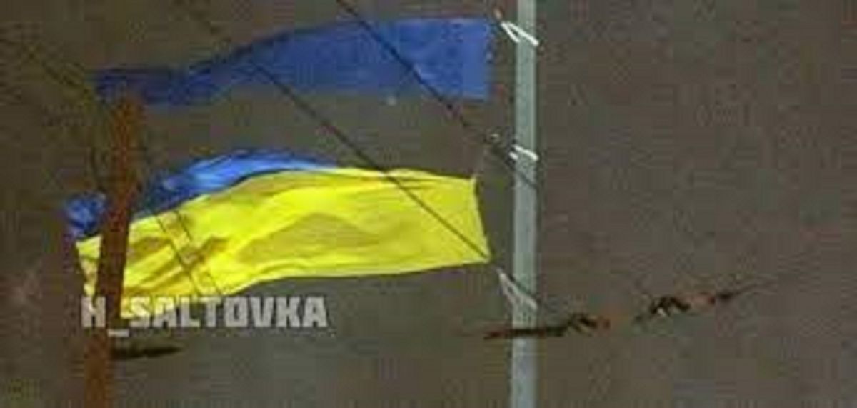 Украина разрыв. Разорванный флаг Украины. Самый большой флаг Украины. Самый большой флаг в Украине порвался. Разорванный флаг на флагштоке Украины.