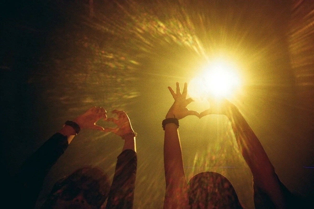 Луч света на человека. Человек в лучах солнца. Солнце радость. Солнце в руках. Человек под лучами солнца.