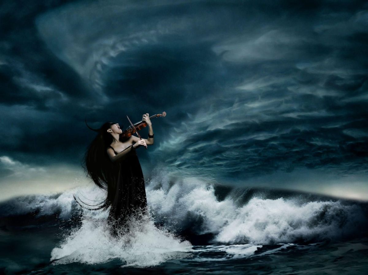 Песня люди как корабли. Бушующее море. Девушка и шторм. Море шторм. Бушующее море и человек.