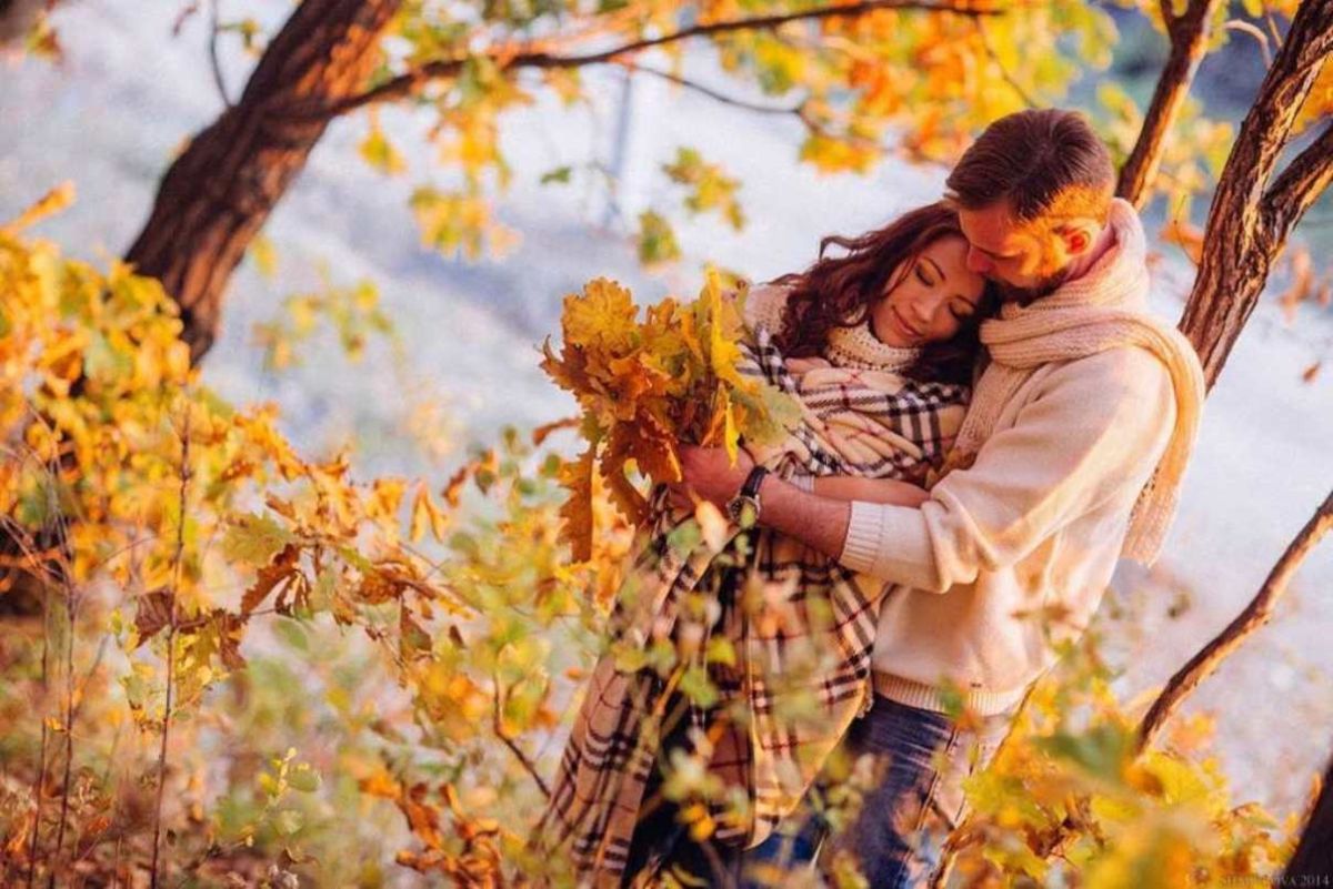 Осень дарит вдохновение. Влюбленные осенью. Осень любовь. Мужчина и женщина осень. Парень и девушка осень.