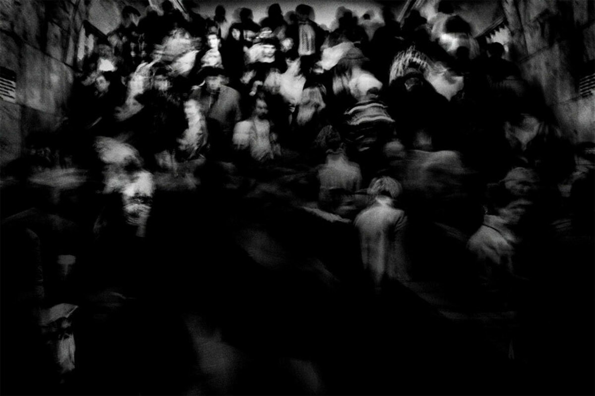 Размытые пустоты 5. Толпа людей серая масса. Толпа людей в темноте. Толпа людей Эстетика. Одиночество среди толпы.