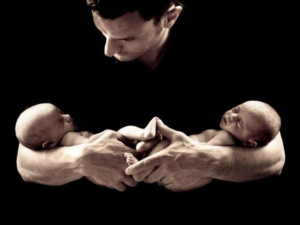 Стать отцами на рождение. Мужчина с младенцем. Младенец на руках. Отец с двойняшками. Папа с двумя малышами.