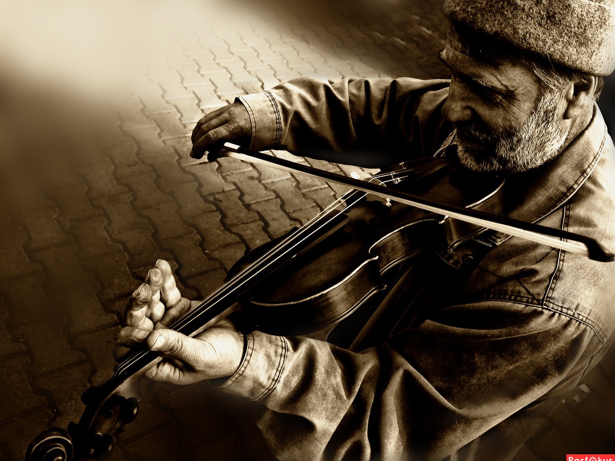 Стариков скрипка. Скрипач. Мужчина со скрипкой. Нищий скрипач. Музыкант скрипач.