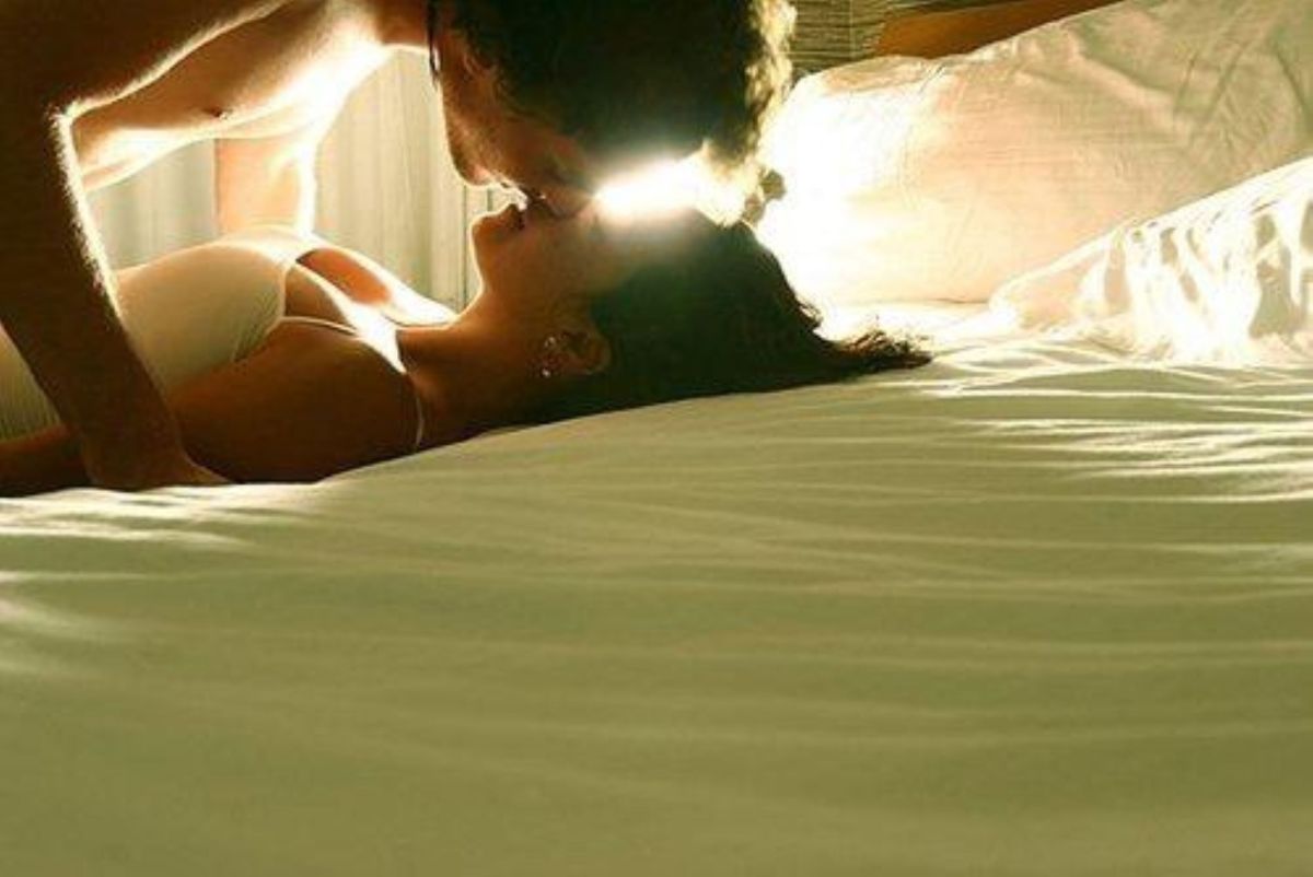 Утро красивой пары. Утренние ласки. Нежность в постели. Утренний поцелуй. Утренний поцелуй в постели.
