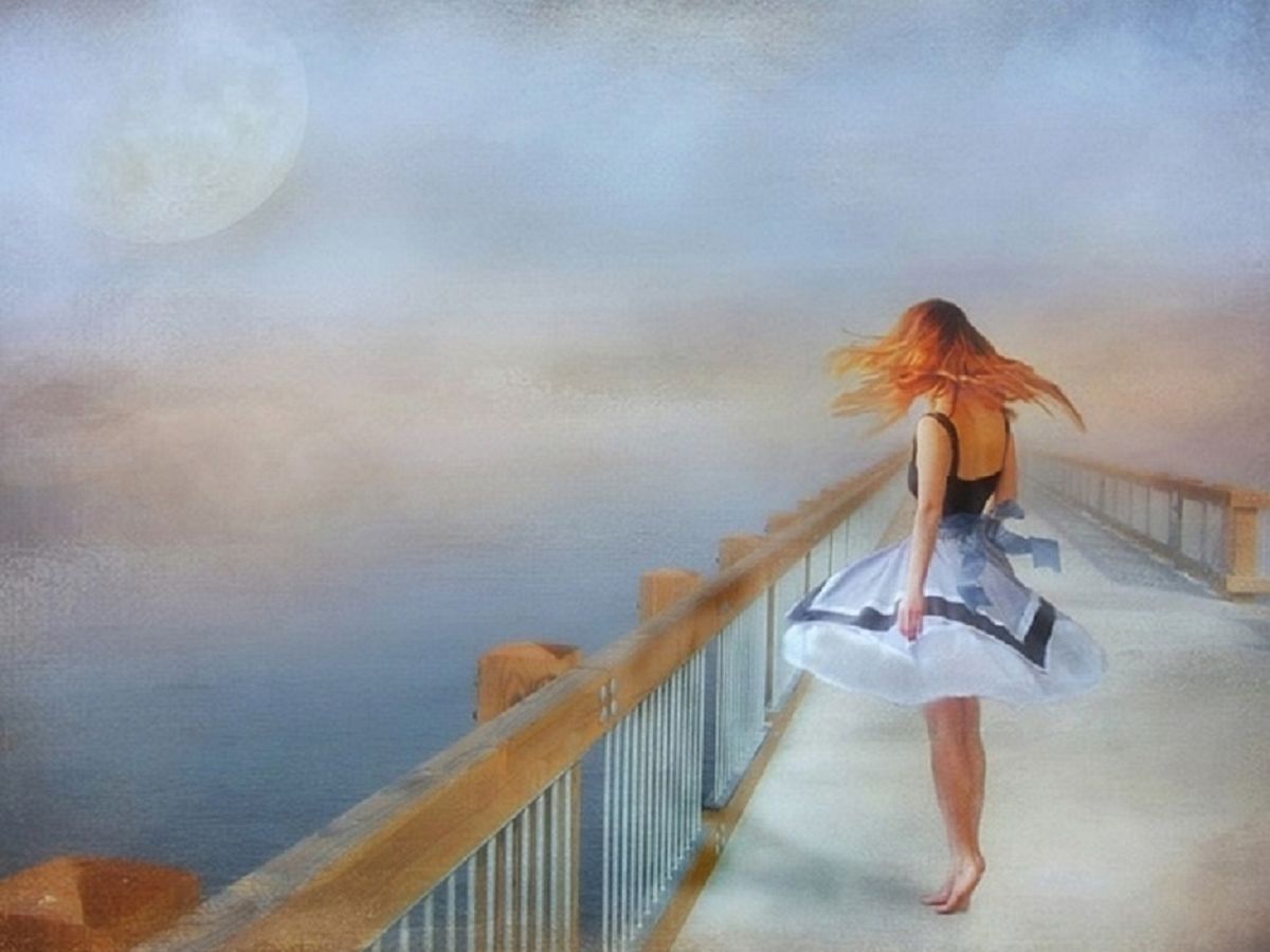 Сходить начать. Девушка идет по мосту. Девушка на мосту картина. Девушка бежит по мосту. Девушка на Пристани.