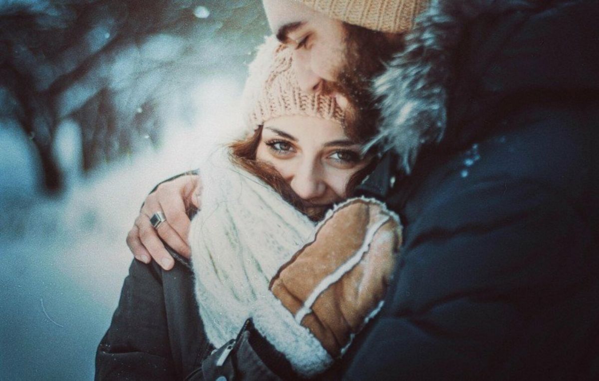 Теплая ночь в холодный день. Объятия зимой. Пара зимой. Зима любовь. Тепло объятий.