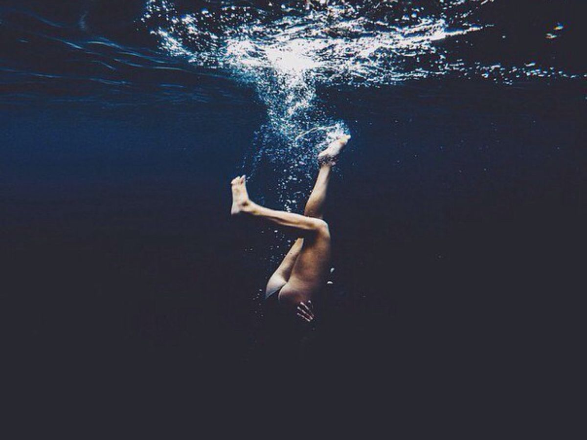Не падаем в воду 5. Девушка тонет. Девушка тонет в воде. Девушка падает в воду. Девушка под водой.