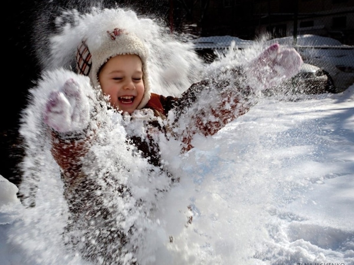 Дети радуются снегу. Зима радость. Дети зимой. Ребенок в сугробе. Весело со снегом
