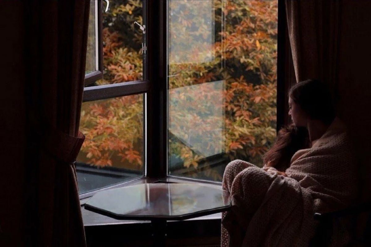 Песня в мыслях я навещаю. Окно осень. Дождь за окном. Осень одиночество. Окно вечер.