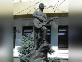 1758402-7823